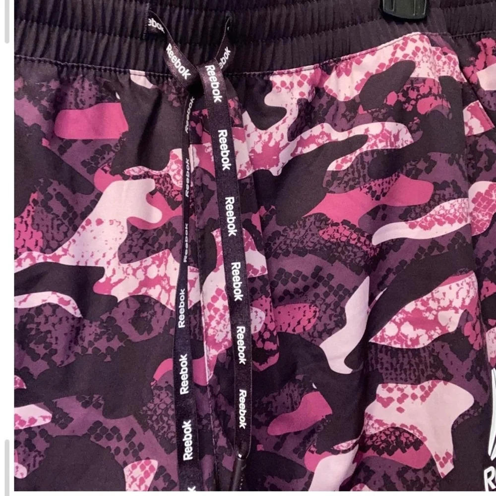 Pre-owned Reebok Women's Pink Camo Shorts